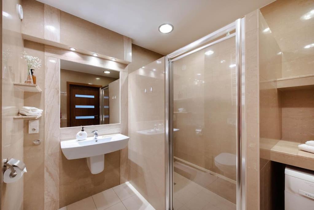 Wygodny Apartament Przy Dworcu Krakow Luaran gambar
